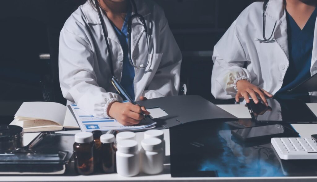 Placówki medyczne, aby prawidłowo funkcjonować i zapewniać bezpieczeństwo pacjentom oraz personelowi, muszą być wyposażone w kilka kluczowych rodzajów polis ubezpieczeniowych