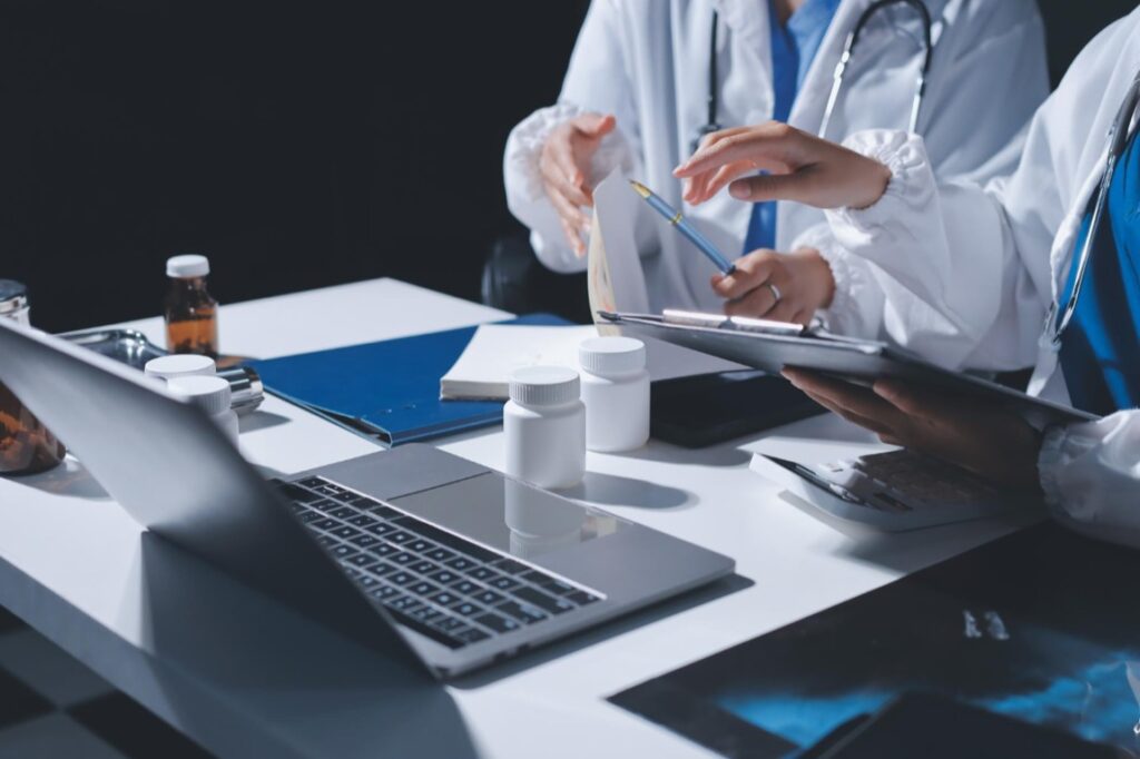 Placówki medyczne, aby prawidłowo funkcjonować i zapewniać bezpieczeństwo pacjentom oraz personelowi, muszą być wyposażone w kilka kluczowych rodzajów polis ubezpieczeniowych