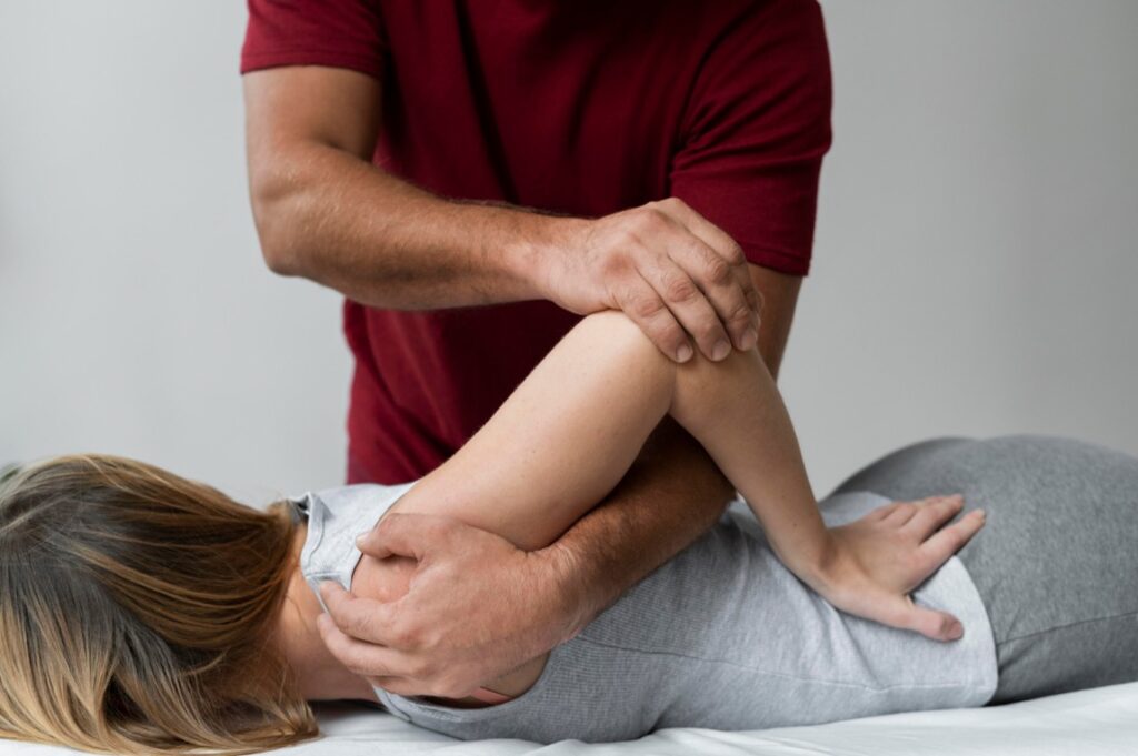 Fizjoterapia jako gałąź medycyny zajmująca się diagnostyką, leczeniem i zapobieganiem chorobom oraz ich skutkom za pomocą środków fizycznych, odgrywa kluczową rolę w zachowaniu zdrowia i dobrostanu społeczeństwa