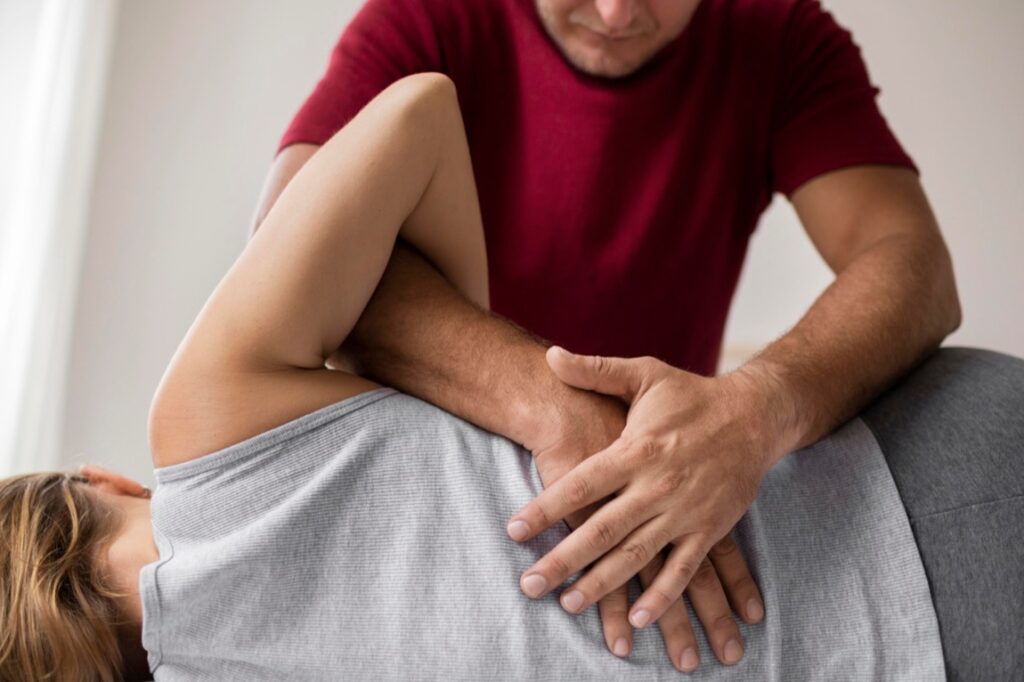 Fizjoterapia jako gałąź medycyny zajmująca się diagnostyką, leczeniem i zapobieganiem chorobom oraz ich skutkom za pomocą środków fizycznych, odgrywa kluczową rolę w zachowaniu zdrowia i dobrostanu społeczeństwa